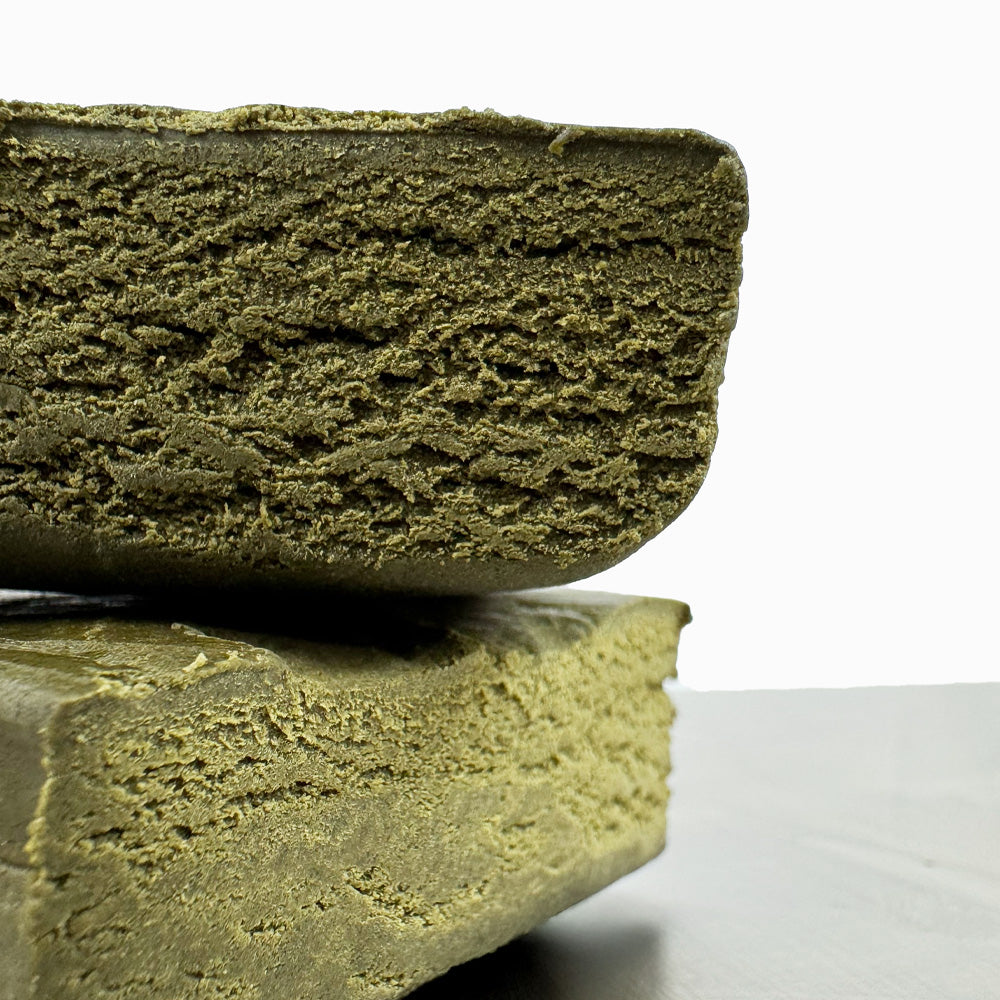 Zoom sur une morceau de CBD Bubble Hash coupé en deux