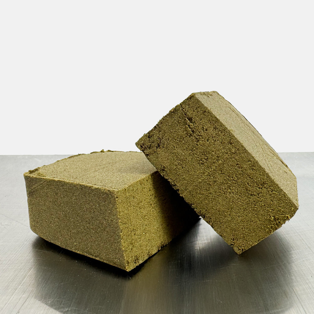 Bloc de CBD Fruity Ketama coupé en deux