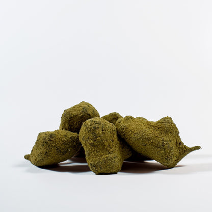 5 morceaux de CBD Moonrock sur fond blanc